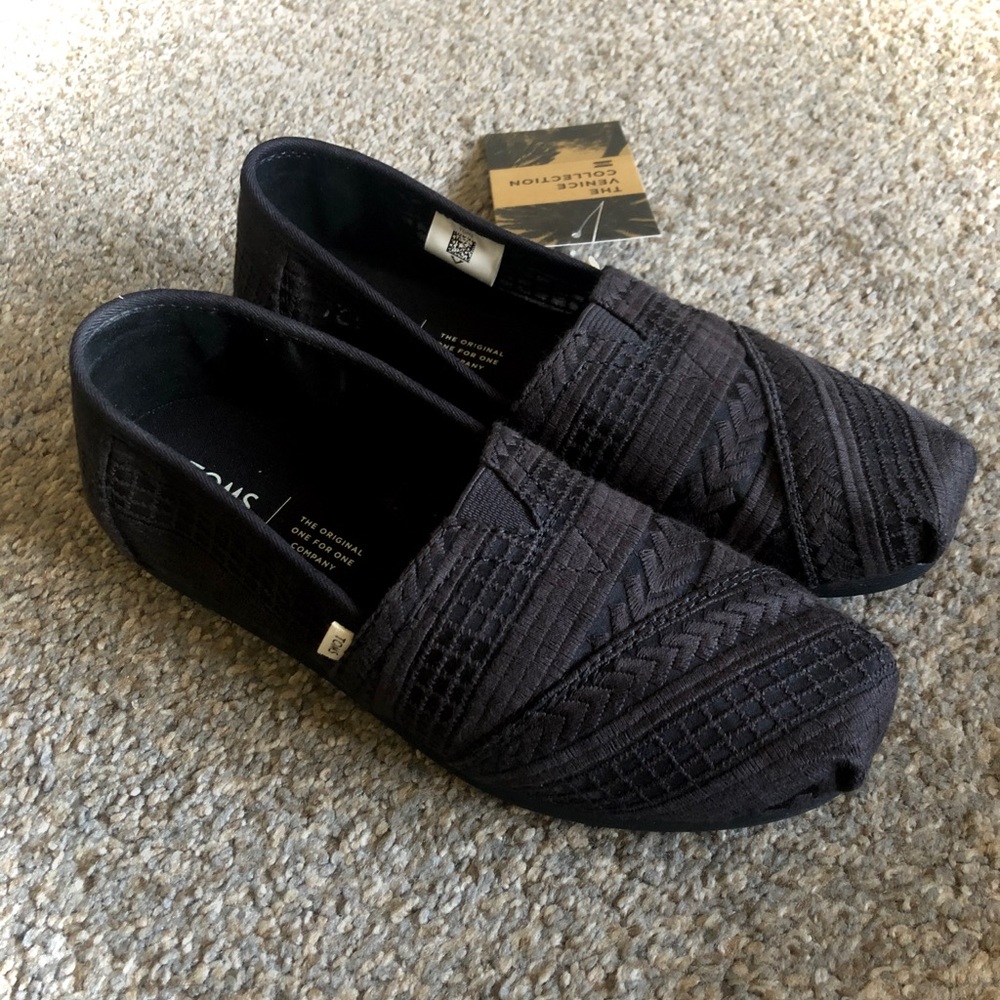 TOMS Black Arrow Embroidered Women’s Classics